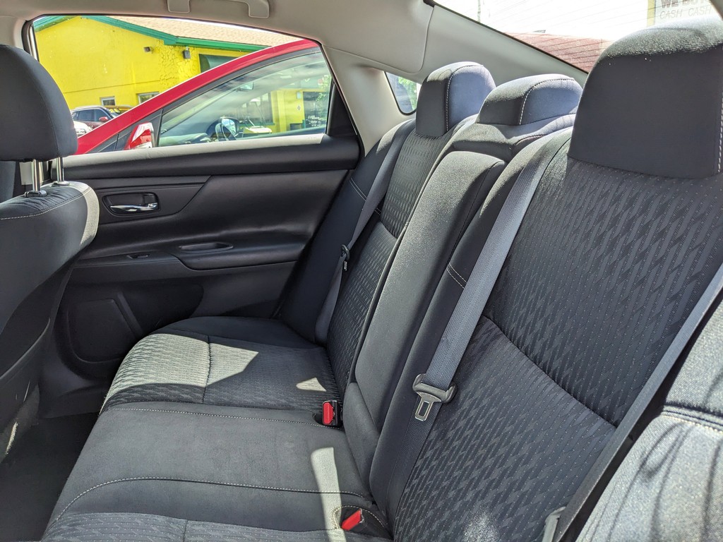 Nissan Altima Vehicle Full-screen Gallery Image 11