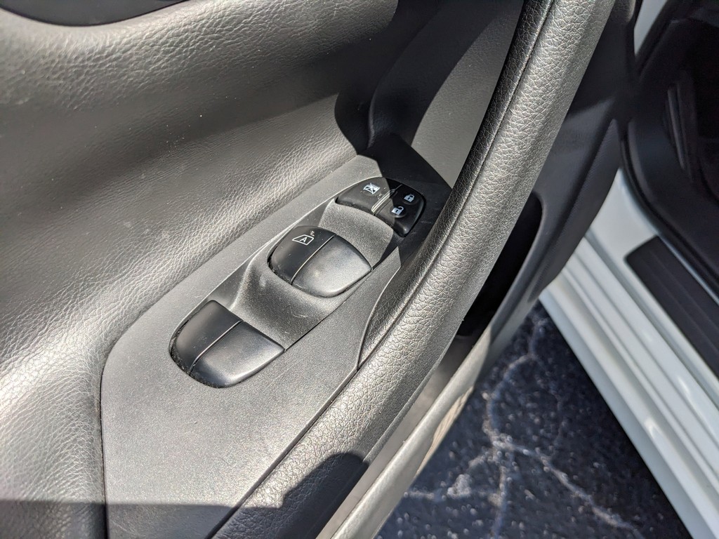 Nissan Altima Vehicle Full-screen Gallery Image 12