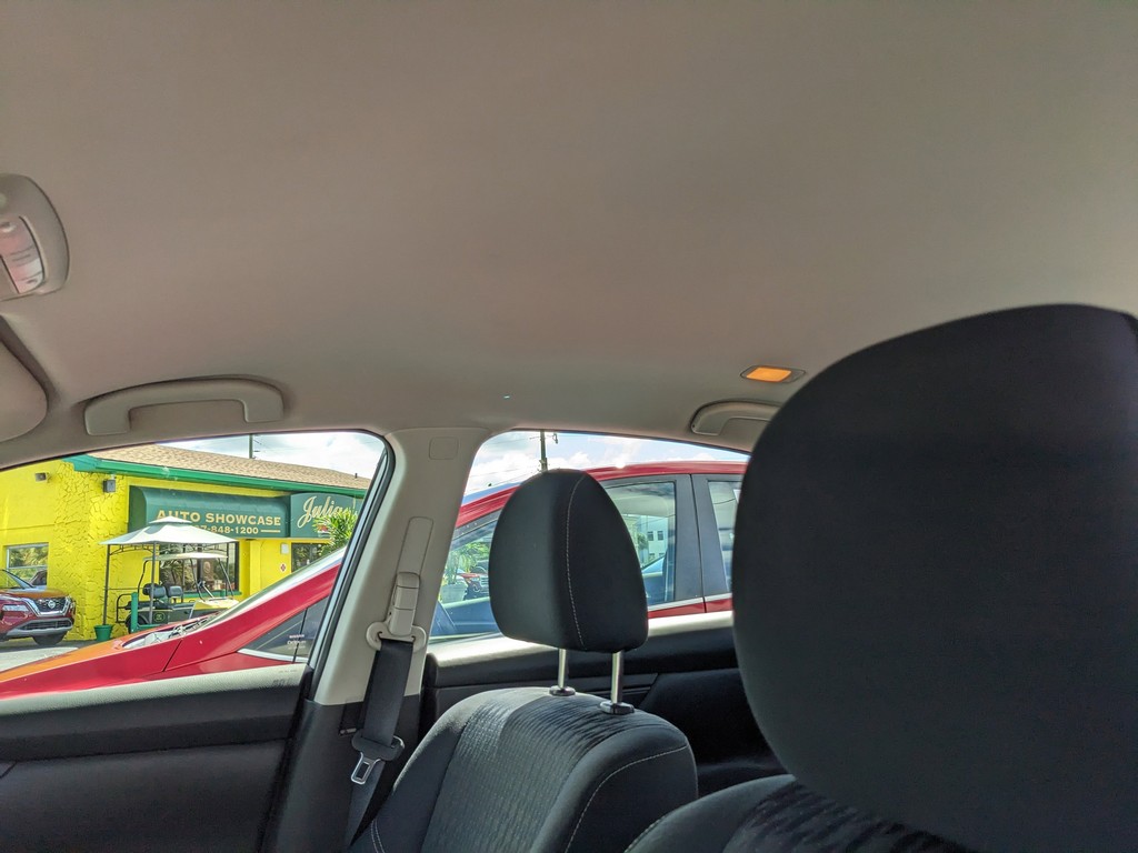 Nissan Altima Vehicle Full-screen Gallery Image 14