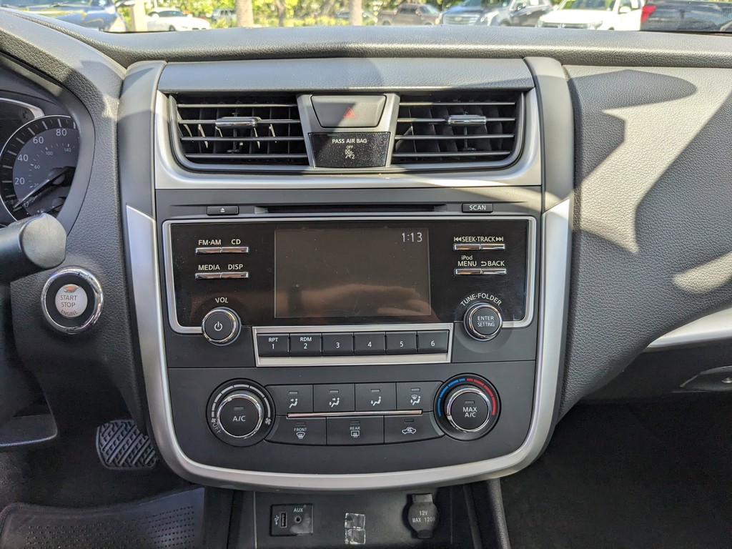 Nissan Altima Vehicle Full-screen Gallery Image 16