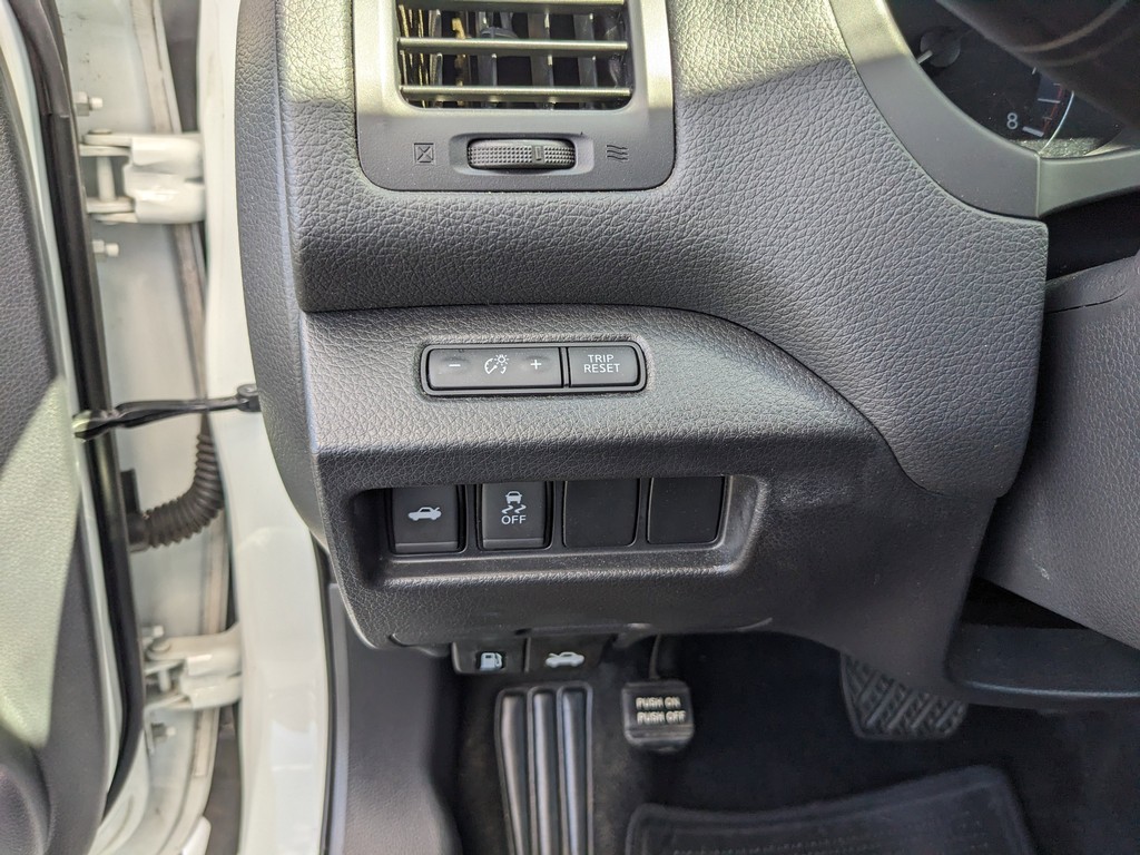 Nissan Altima Vehicle Full-screen Gallery Image 19