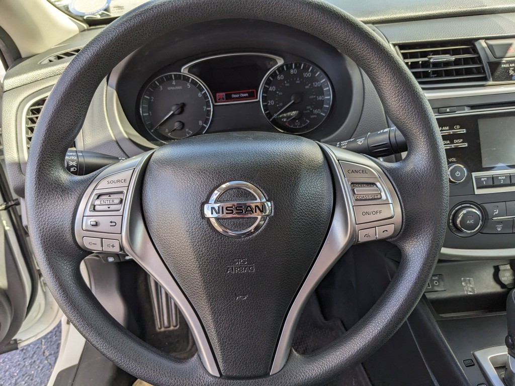 Nissan Altima Vehicle Full-screen Gallery Image 20