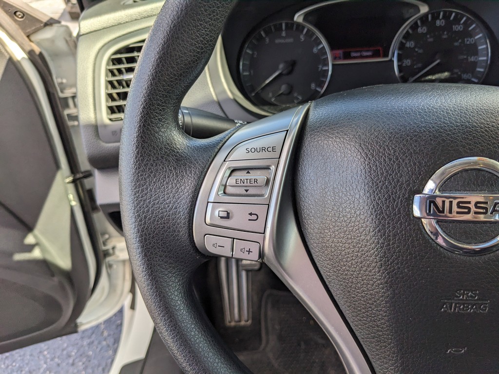 Nissan Altima Vehicle Full-screen Gallery Image 21