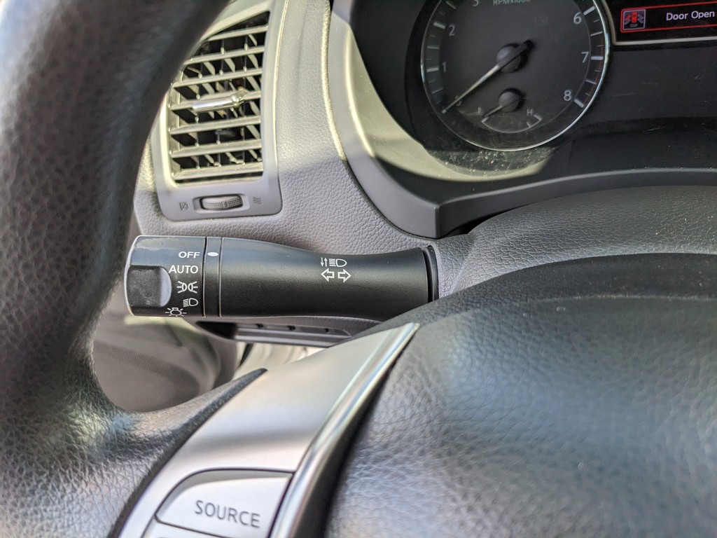 Nissan Altima Vehicle Full-screen Gallery Image 23