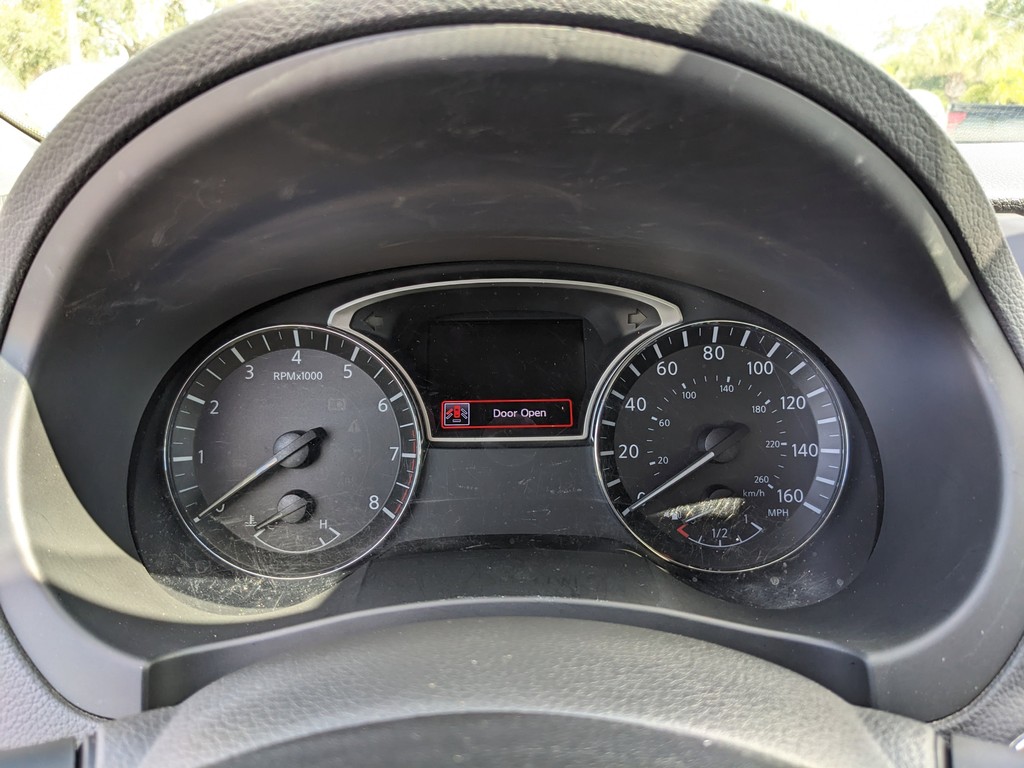 Nissan Altima Vehicle Full-screen Gallery Image 25