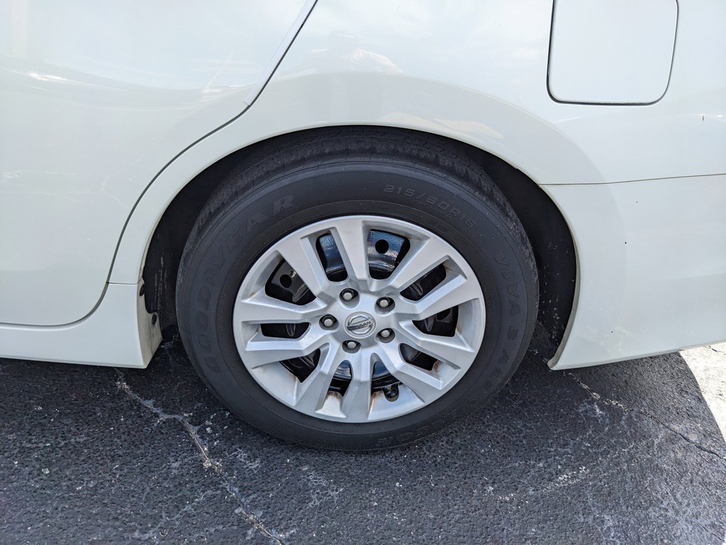 Nissan Altima Vehicle Full-screen Gallery Image 27