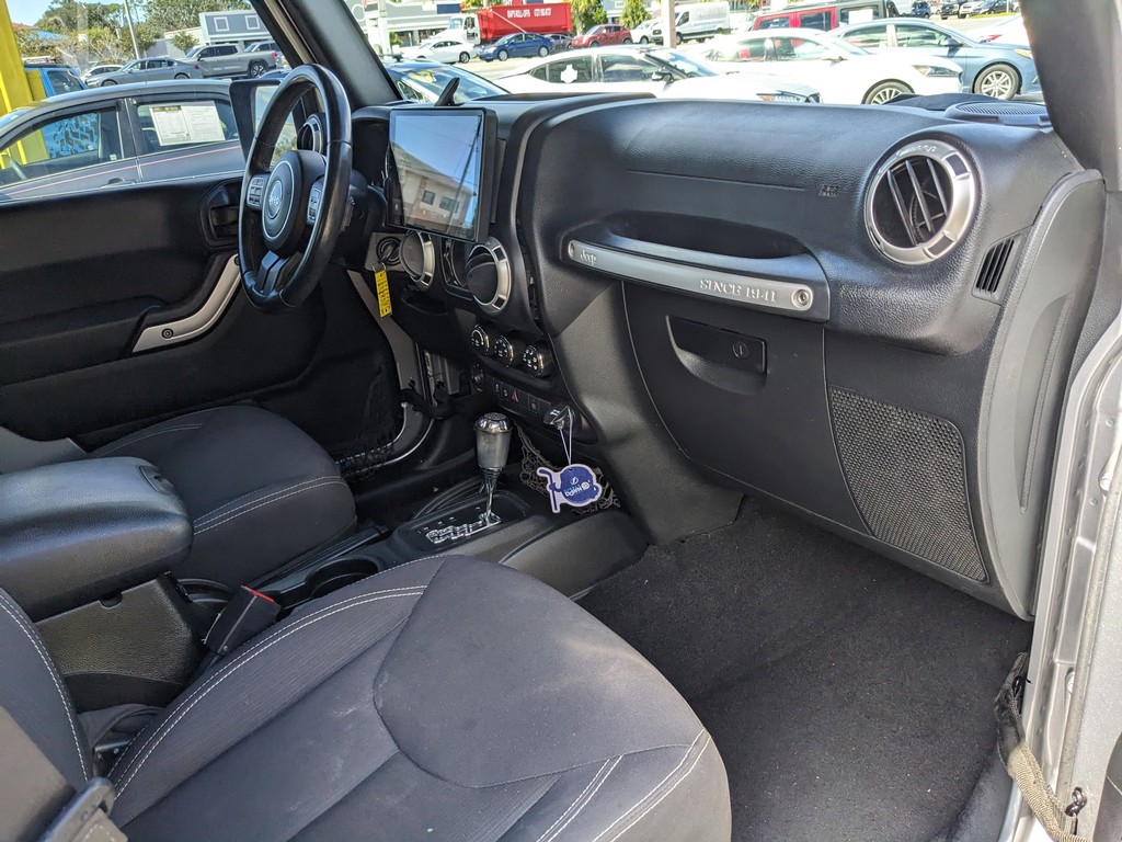 Jeep Wrangler Unlimited Vehicle Full-screen Gallery Image 09