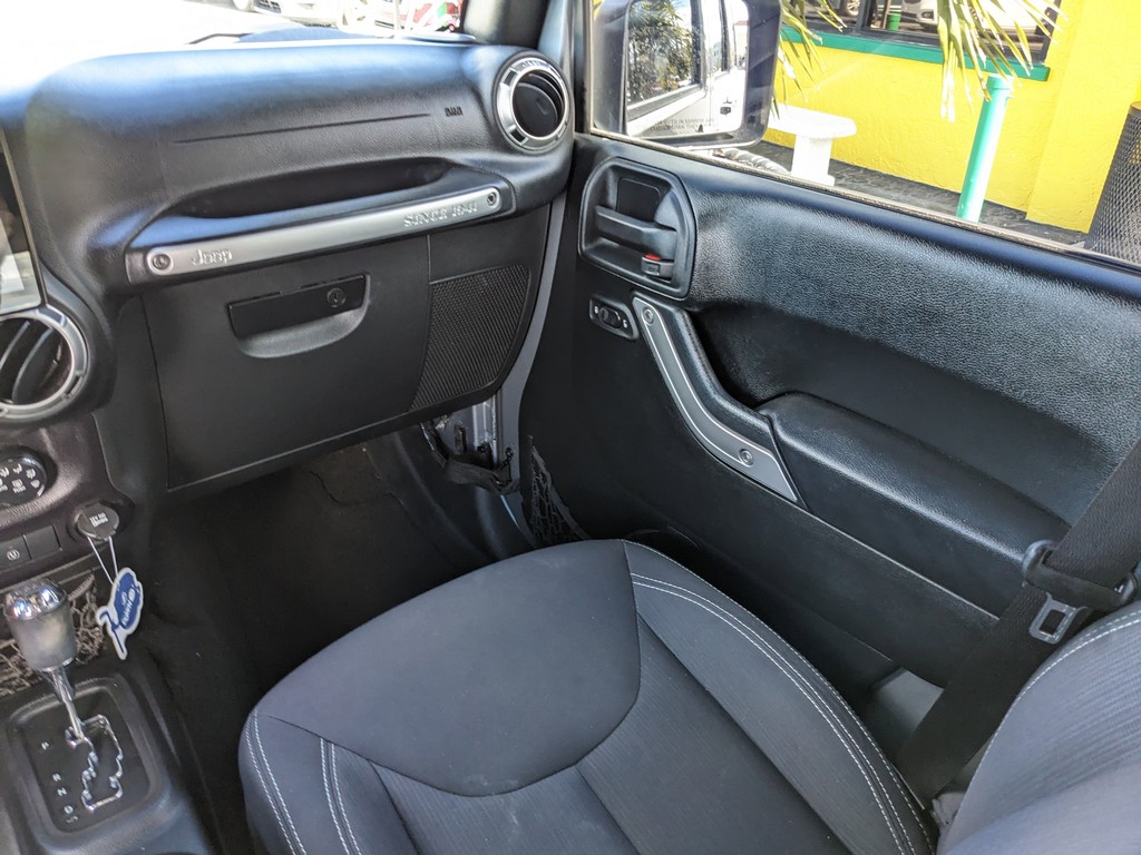 Jeep Wrangler Unlimited Vehicle Full-screen Gallery Image 13