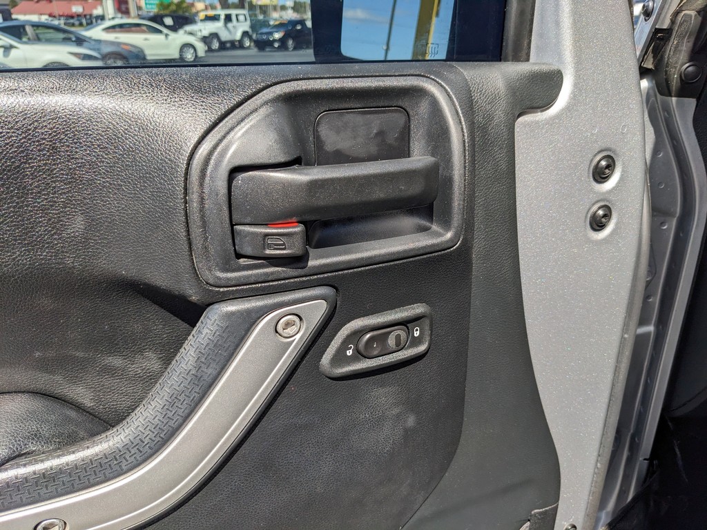 Jeep Wrangler Unlimited Vehicle Full-screen Gallery Image 15