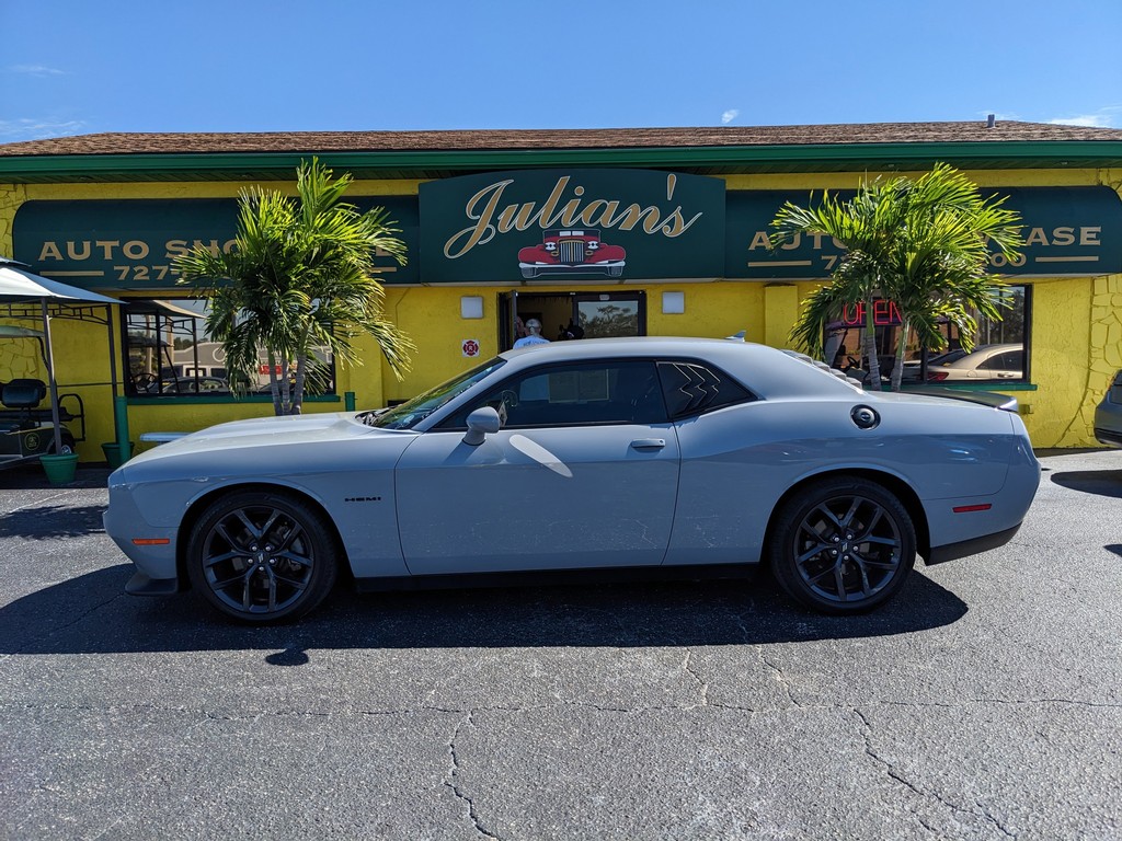 Dodge Challenger Vehicle Full-screen Gallery Image 02