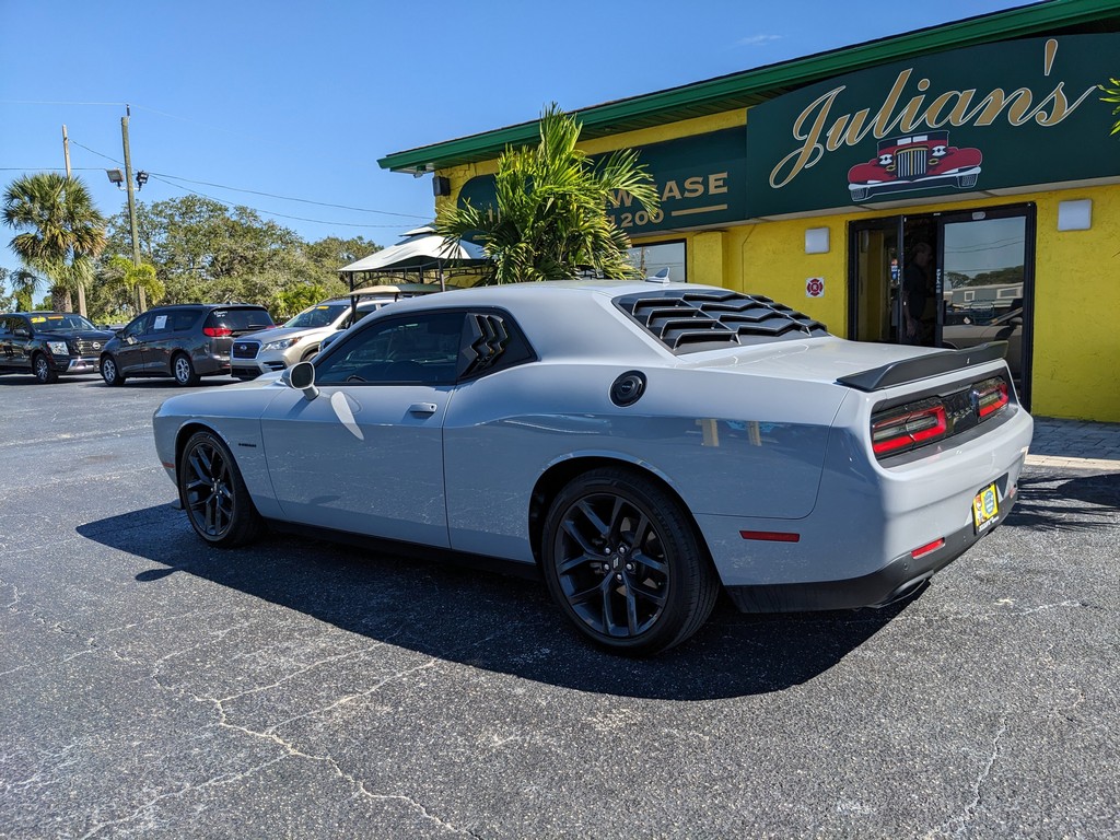 Dodge Challenger Vehicle Full-screen Gallery Image 03