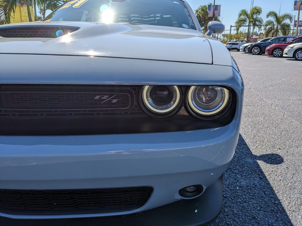Dodge Challenger Vehicle Full-screen Gallery Image 06