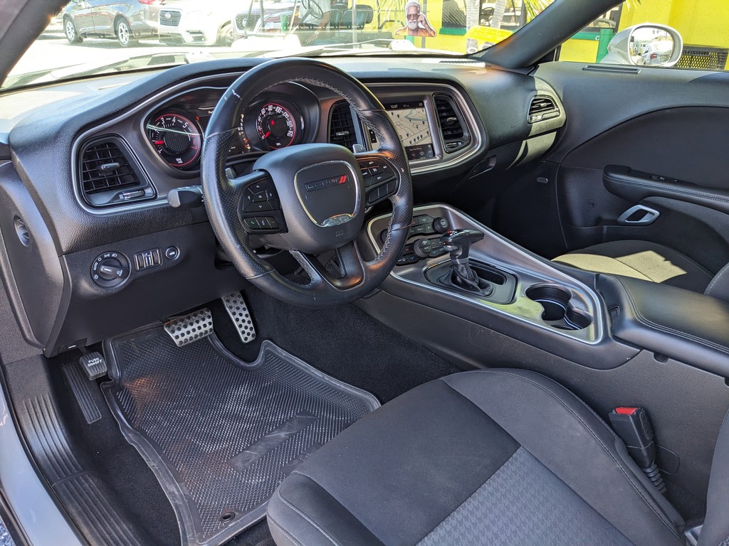 Dodge Challenger Vehicle Full-screen Gallery Image 10