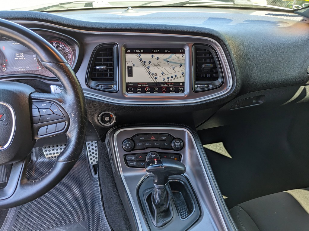 Dodge Challenger Vehicle Full-screen Gallery Image 12