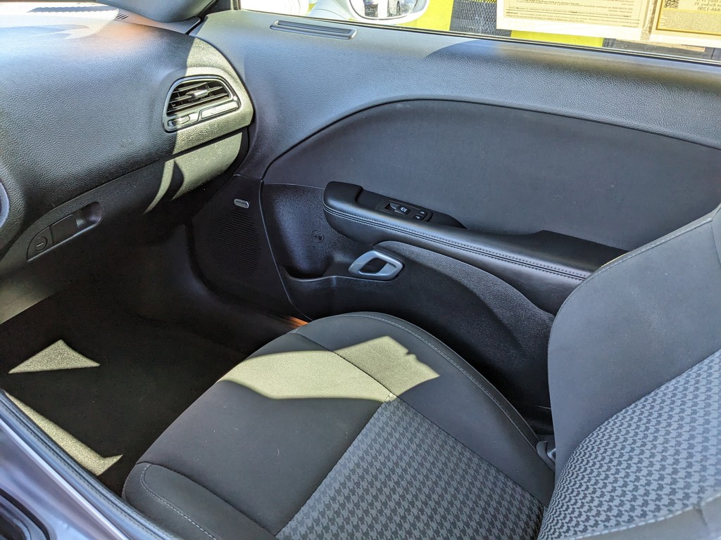 Dodge Challenger Vehicle Full-screen Gallery Image 13