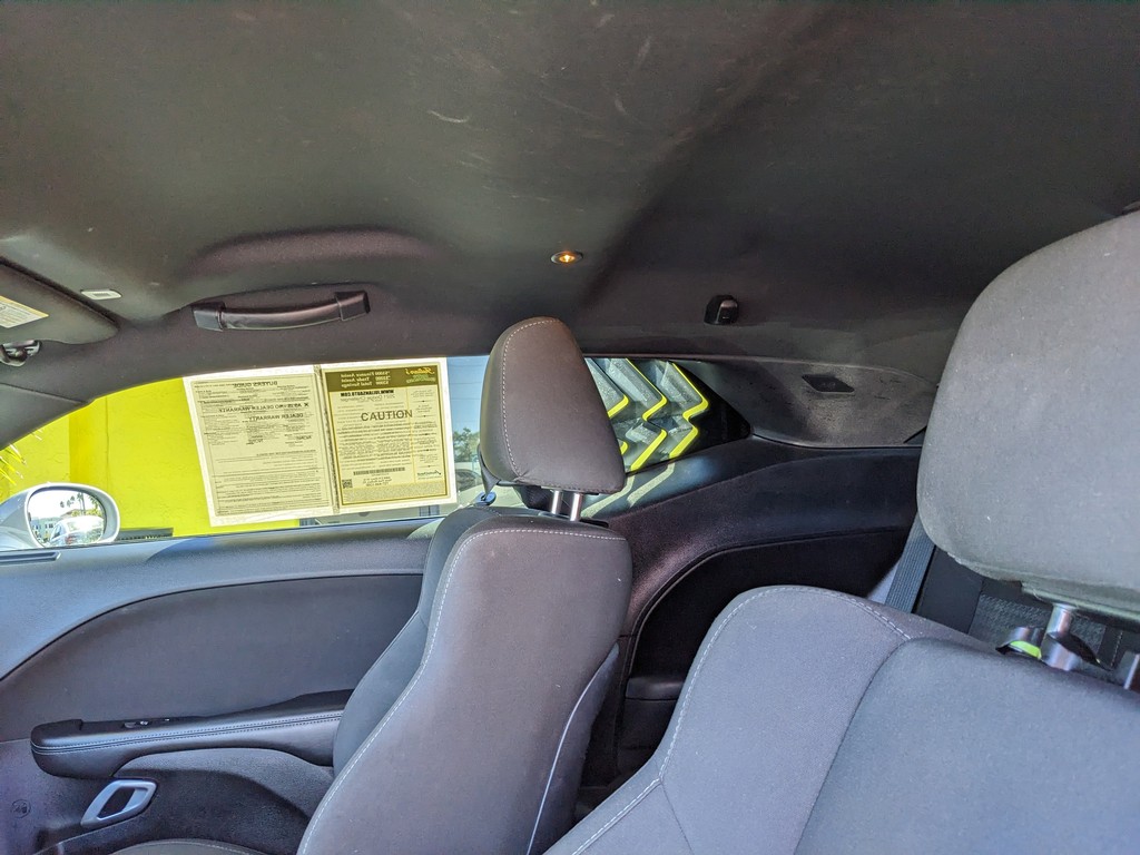 Dodge Challenger Vehicle Full-screen Gallery Image 16