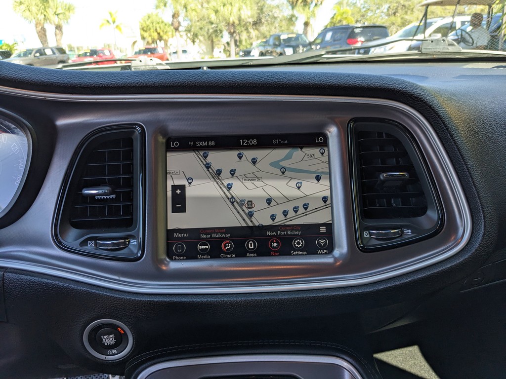 Dodge Challenger Vehicle Full-screen Gallery Image 17