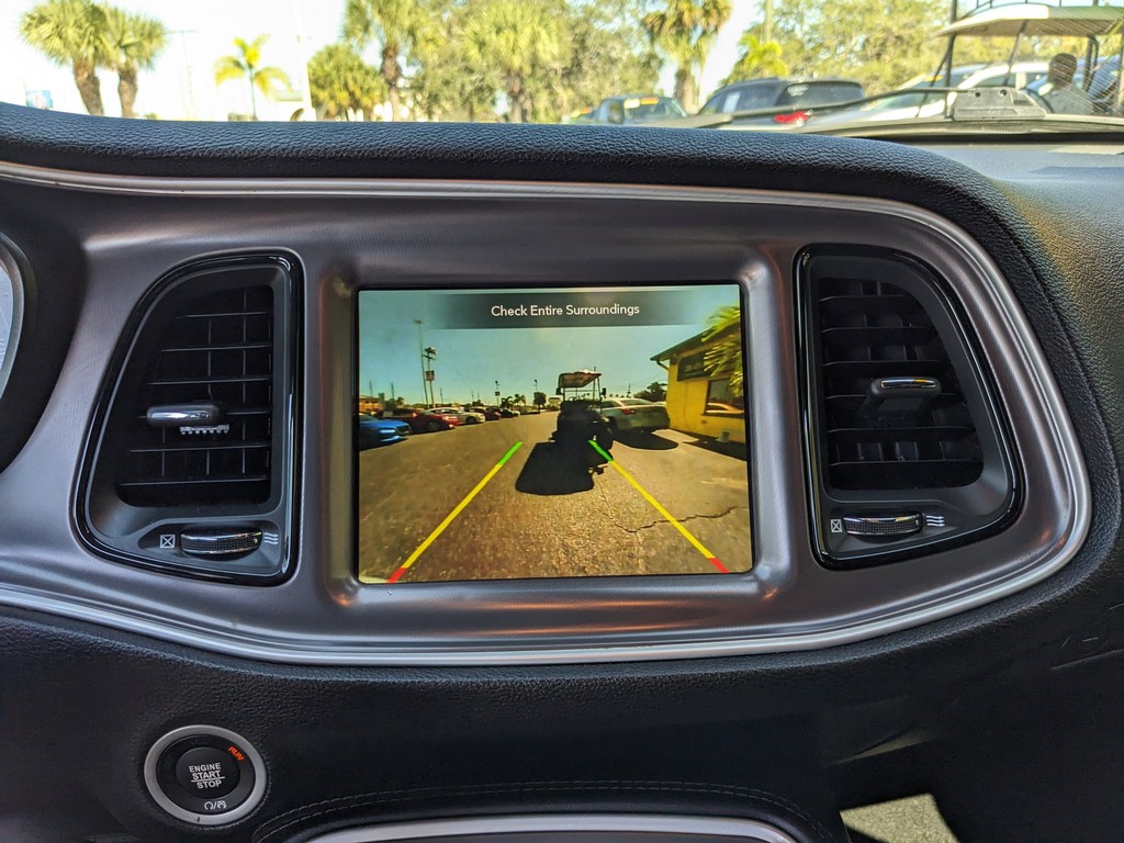 Dodge Challenger Vehicle Full-screen Gallery Image 18