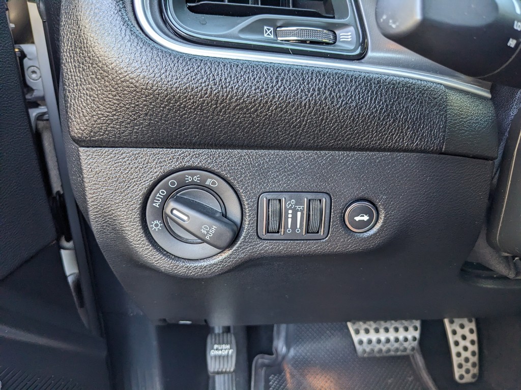 Dodge Challenger Vehicle Full-screen Gallery Image 22