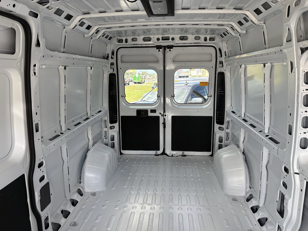 Ram ProMaster Cargo Van Vehicle Full-screen Gallery Image 09