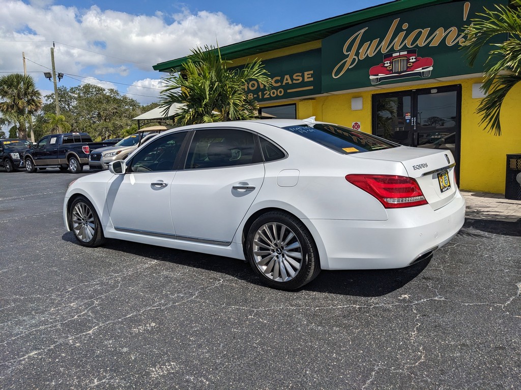 Hyundai Equus Vehicle Full-screen Gallery Image 04