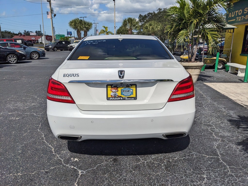 Hyundai Equus Vehicle Full-screen Gallery Image 05