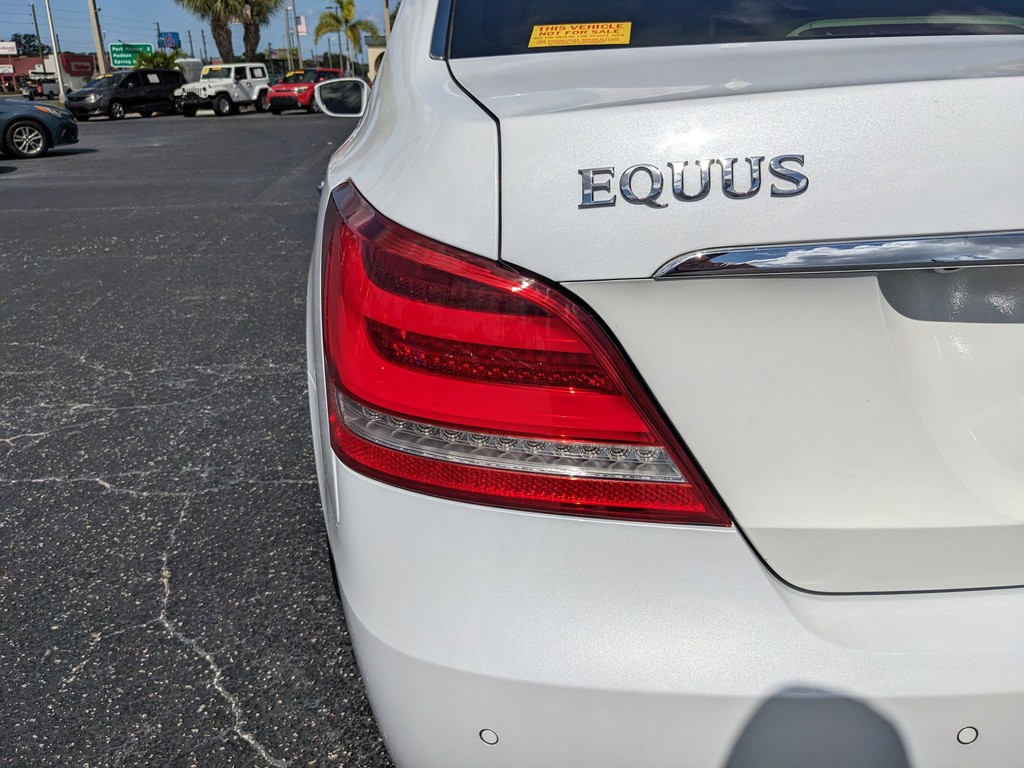 Hyundai Equus Vehicle Full-screen Gallery Image 08