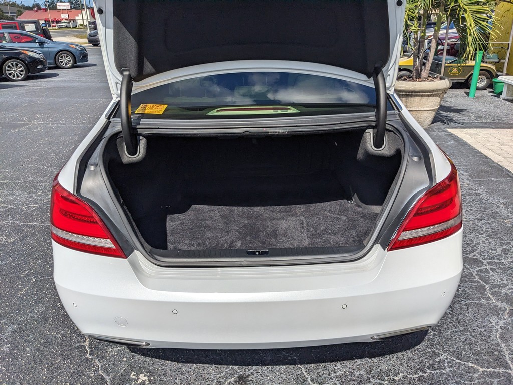 Hyundai Equus Vehicle Full-screen Gallery Image 09