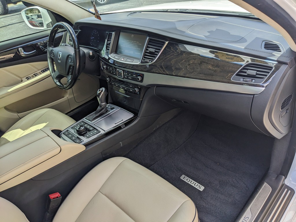 Hyundai Equus Vehicle Full-screen Gallery Image 10