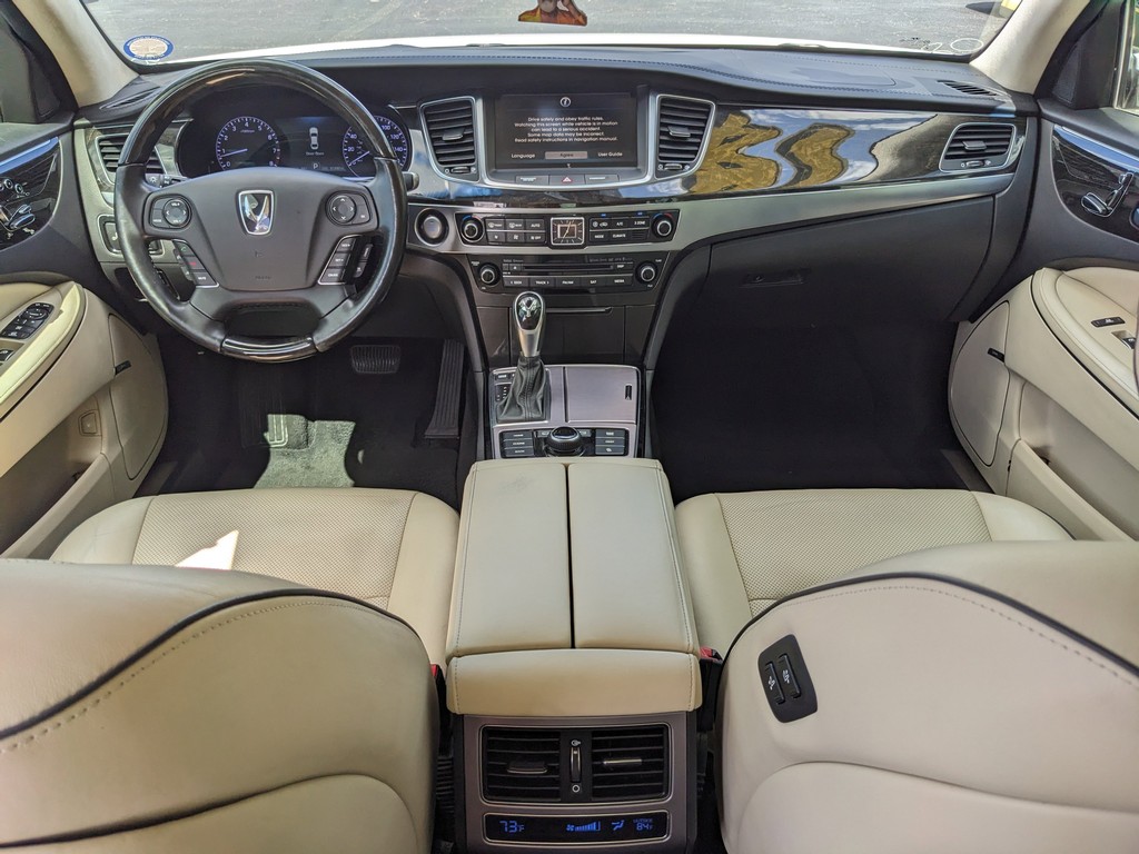 Hyundai Equus Vehicle Full-screen Gallery Image 11