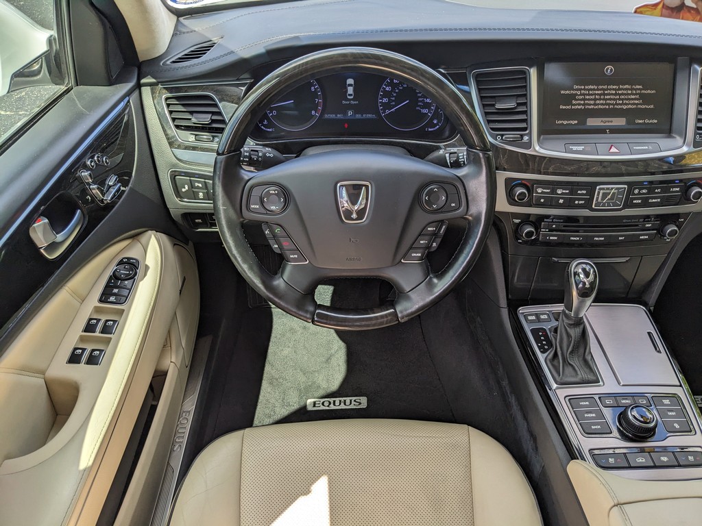 Hyundai Equus Vehicle Full-screen Gallery Image 12