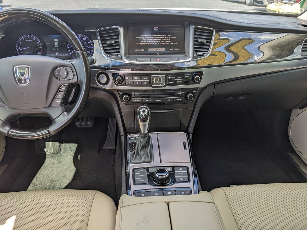 Hyundai Equus Vehicle Full-screen Gallery Image 13