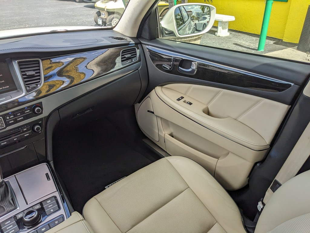 Hyundai Equus Vehicle Full-screen Gallery Image 14
