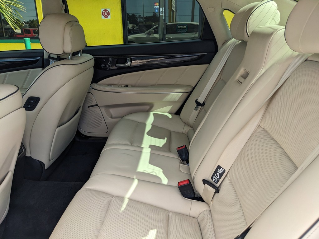 Hyundai Equus Vehicle Full-screen Gallery Image 15