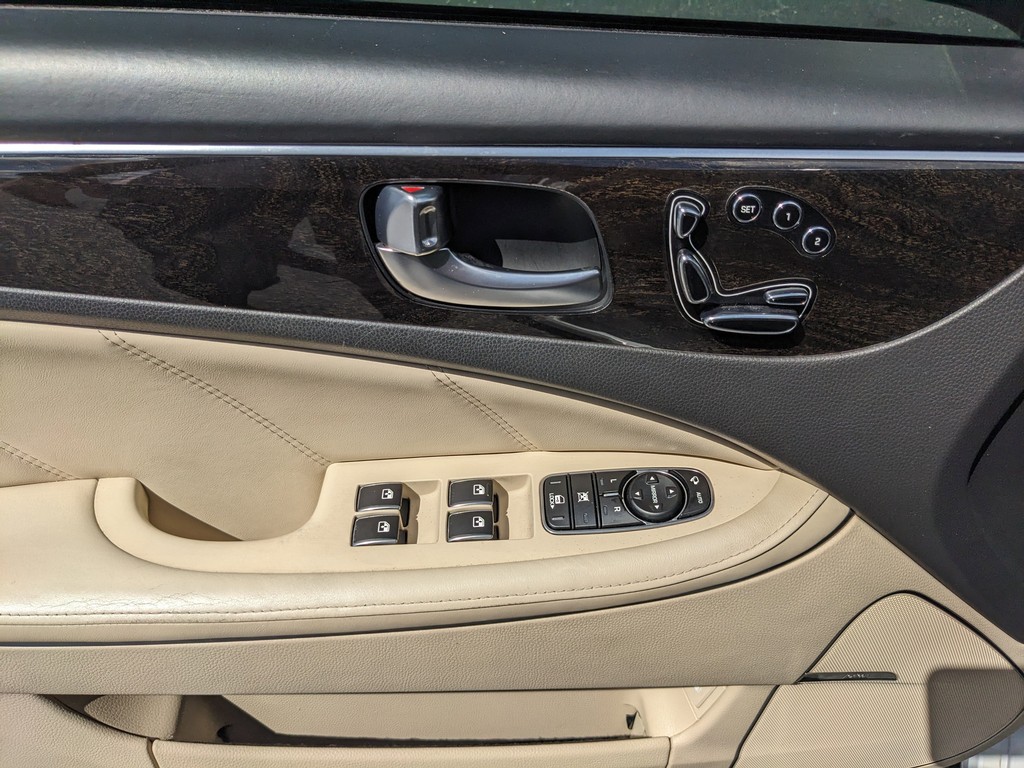 Hyundai Equus Vehicle Full-screen Gallery Image 16