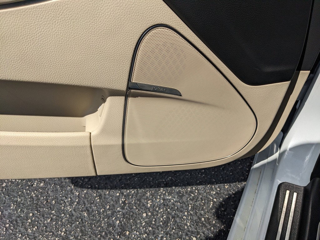 Hyundai Equus Vehicle Full-screen Gallery Image 17