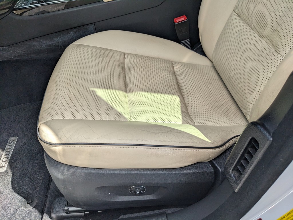 Hyundai Equus Vehicle Full-screen Gallery Image 18