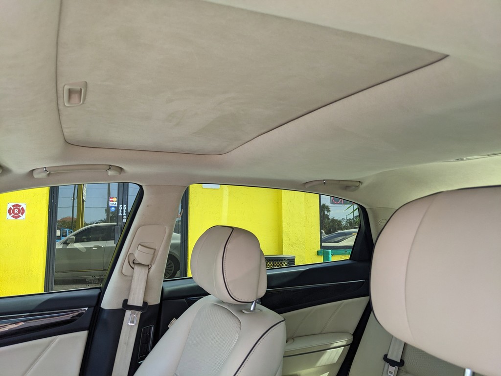 Hyundai Equus Vehicle Full-screen Gallery Image 19