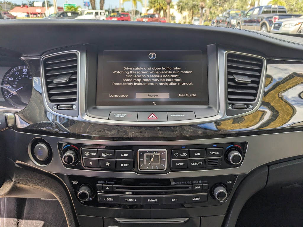 Hyundai Equus Vehicle Full-screen Gallery Image 20