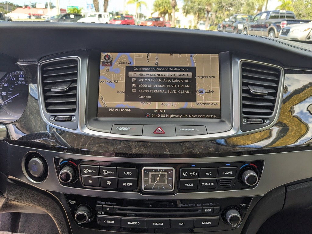 Hyundai Equus Vehicle Full-screen Gallery Image 21