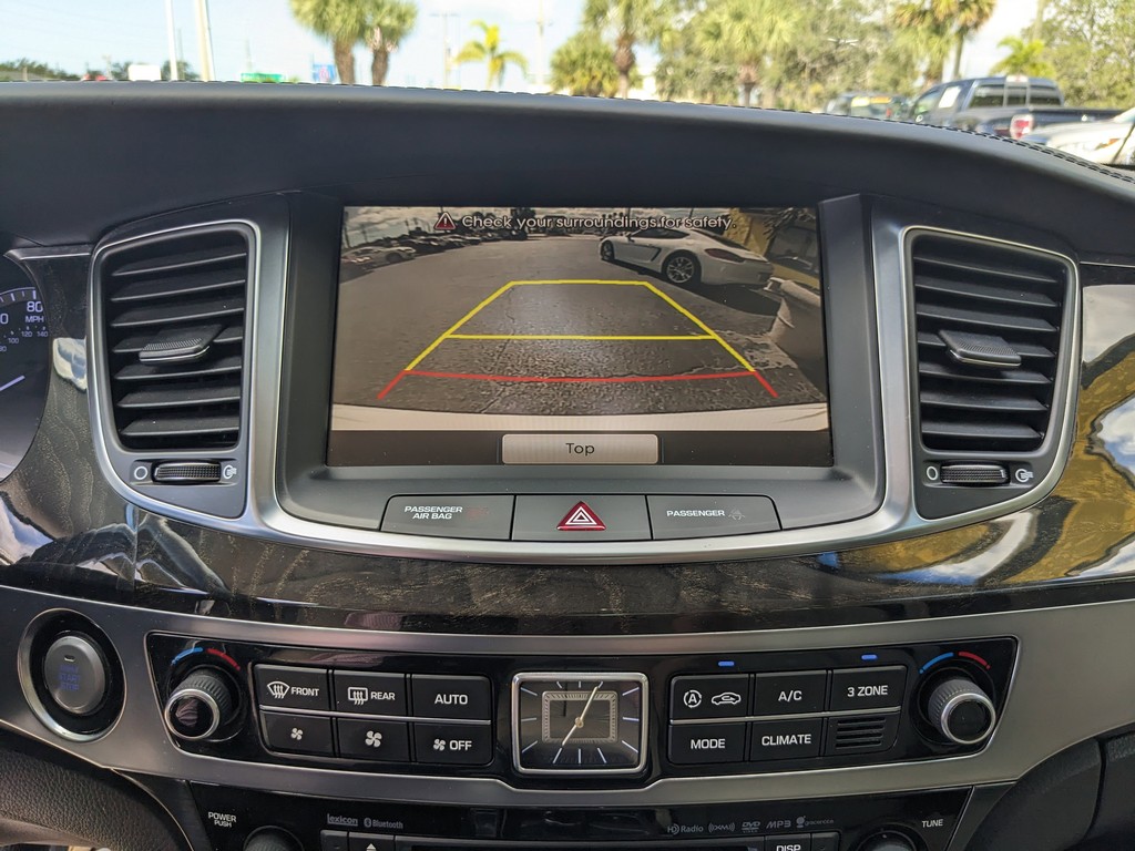 Hyundai Equus Vehicle Full-screen Gallery Image 22