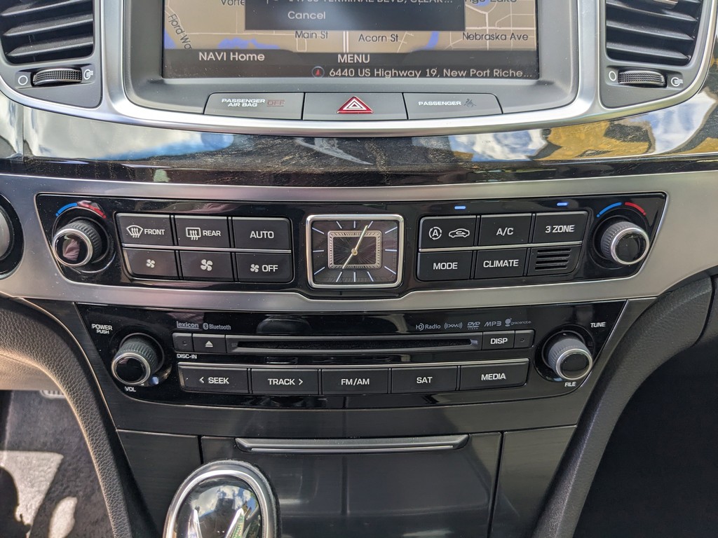 Hyundai Equus Vehicle Full-screen Gallery Image 23