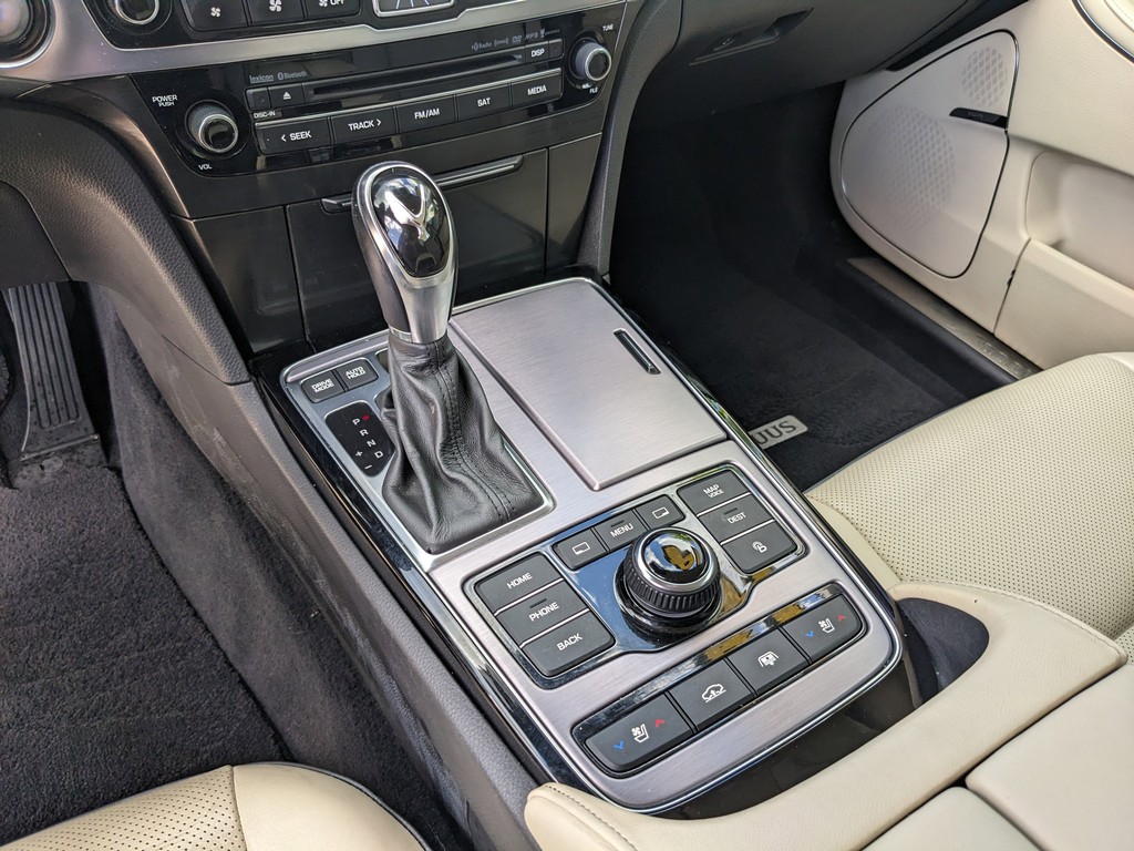Hyundai Equus Vehicle Full-screen Gallery Image 24