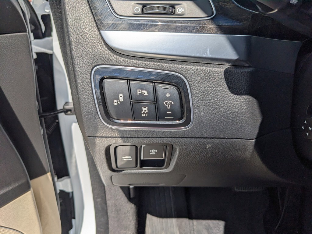 Hyundai Equus Vehicle Full-screen Gallery Image 26