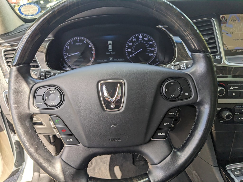 Hyundai Equus Vehicle Full-screen Gallery Image 27