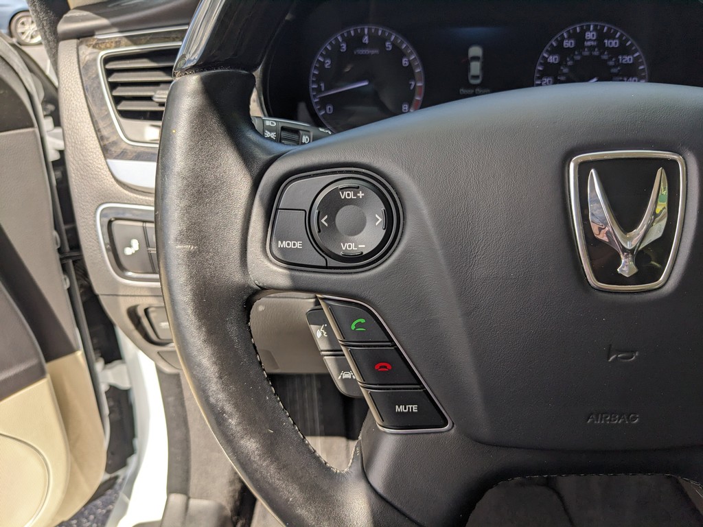 Hyundai Equus Vehicle Full-screen Gallery Image 28