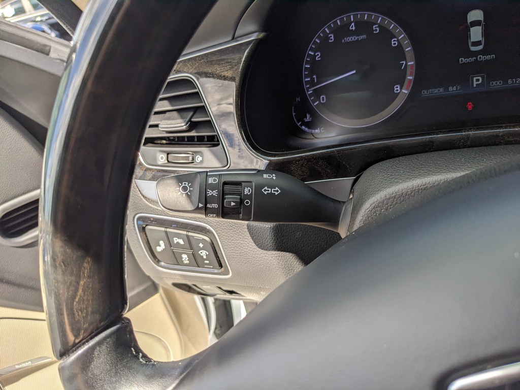 Hyundai Equus Vehicle Full-screen Gallery Image 30