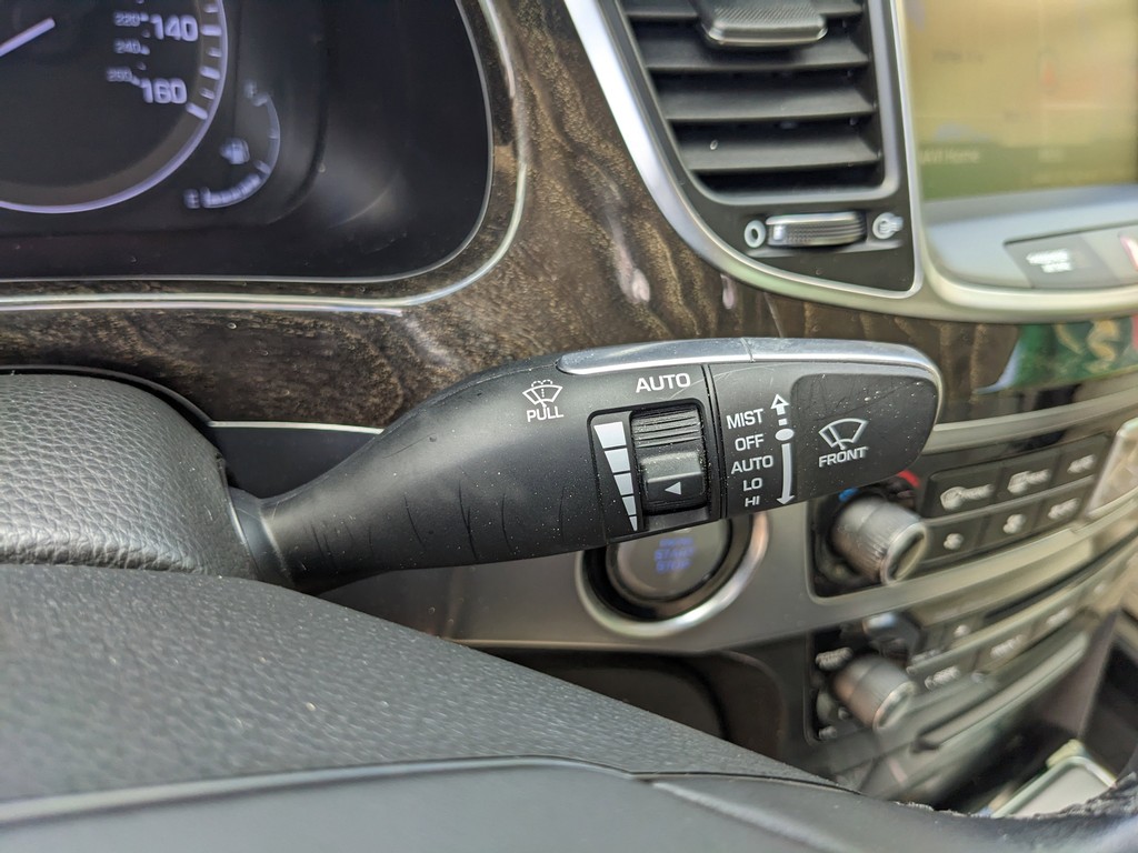 Hyundai Equus Vehicle Full-screen Gallery Image 31