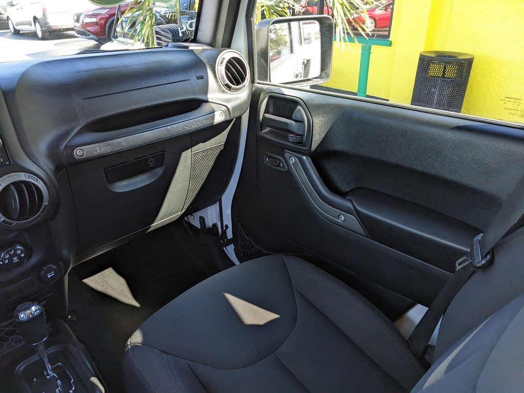 Jeep Wrangler Unlimited Vehicle Full-screen Gallery Image 12