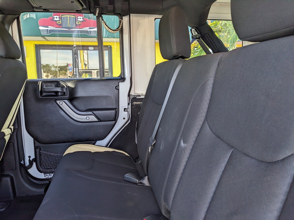 Jeep Wrangler Unlimited Vehicle Full-screen Gallery Image 13